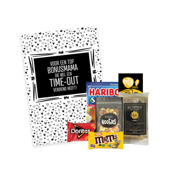 Cadeaupakket filmavond voor bonusmama met snacks, popcorn en filmvoucher – inclusief doos met tekst “Voor een top bonusmama die wel een time-out verdiend heeft!”