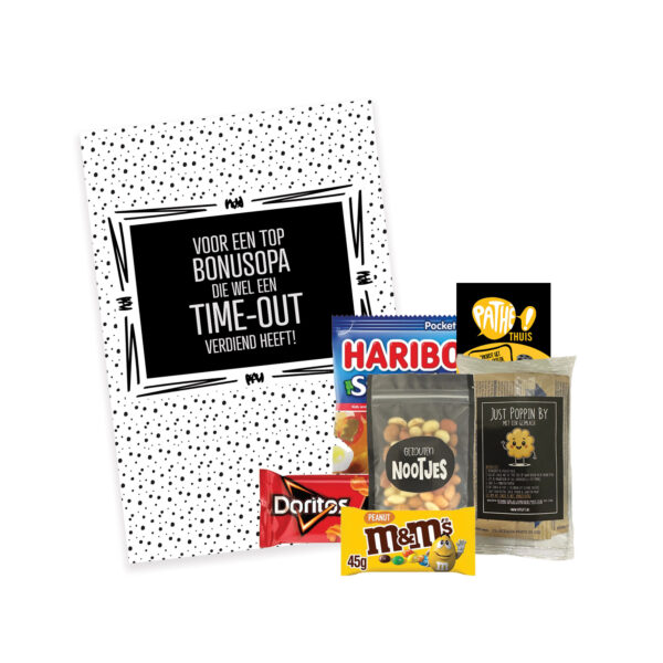 Cadeaupakket filmavond voor bonusopa met snacks, popcorn en filmvoucher – inclusief doos met tekst “Voor een top bonusopa die wel een time-out verdiend heeft!”