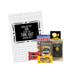 Cadeaupakket filmavond voor opa met snacks, popcorn en filmvoucher – inclusief doos met tekst “Voor een topopa die wel een time-out verdiend heeft!