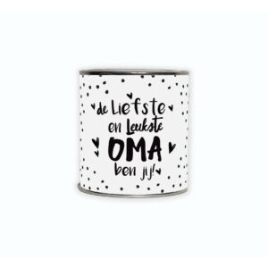 Kadoblikje met de tekst “De liefste en leukste oma ben jij!” een vrolijk cadeautje voor een lieve oma.