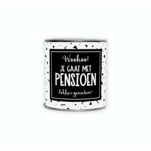 Geschenkblik met de tekst “Woohoo je gaat met pensioen. Lekker genieten!”