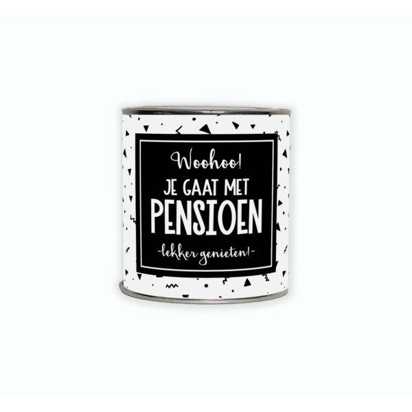 Geschenkblik met de tekst “Woohoo je gaat met pensioen. Lekker genieten!”