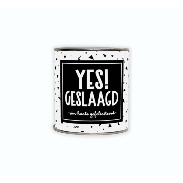 Cadeaublikje met de tekst “Yes geslaagd! van harte gefeliciteerd!”