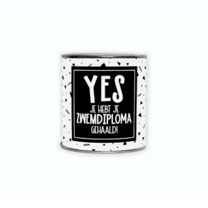 Cadeaublikje met de tekst “Yes! je hebt je zwemdiploma gehaald”
