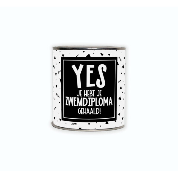 Cadeaublikje met de tekst “Yes! je hebt je zwemdiploma gehaald”
