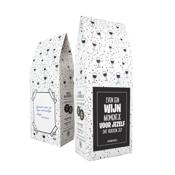 Wijncadeautje met de tekst ‘Even een wijnmomentje voor jezelf dat verdien jij!’ inclusief wijn, popcorn en viltje.
